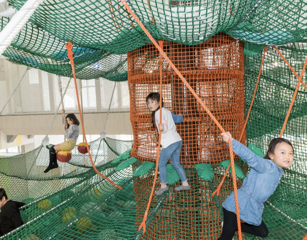Hughug, 12 meter high net play structure